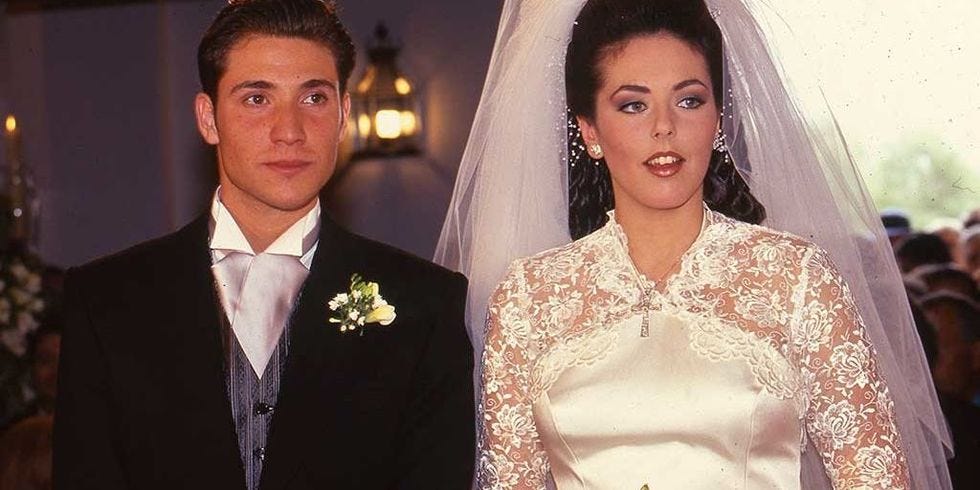 rocío carrasco y antonio david flores posando el día de su boda