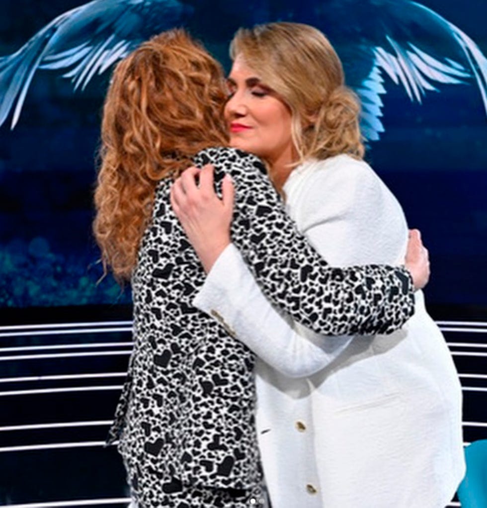 carlota corredera y rocío carrasco se abrazan en la entrevista final de 'rocío, contar la verdad para seguir viva'