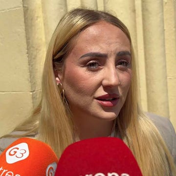 Rocío Flores reaparece en el 19º homenaje a su abuela, Rocío Jurado a woman being interviewed by media representatives