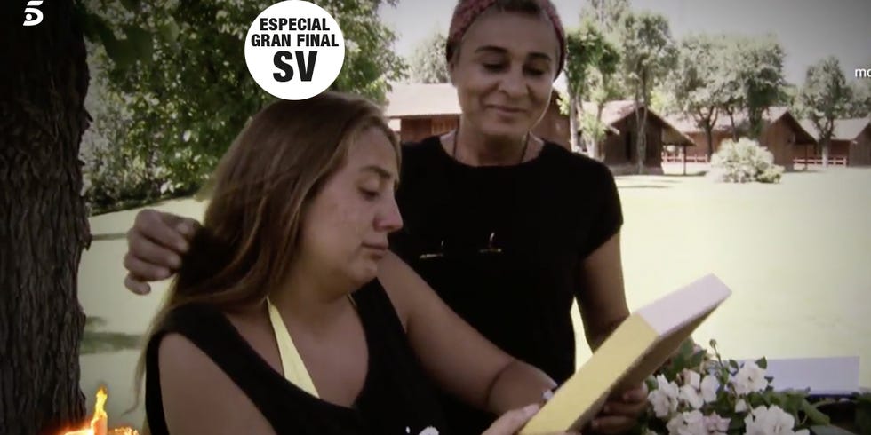 rocio flores  emocionada junto a ana maría aldón en la final de 'supervivientes'