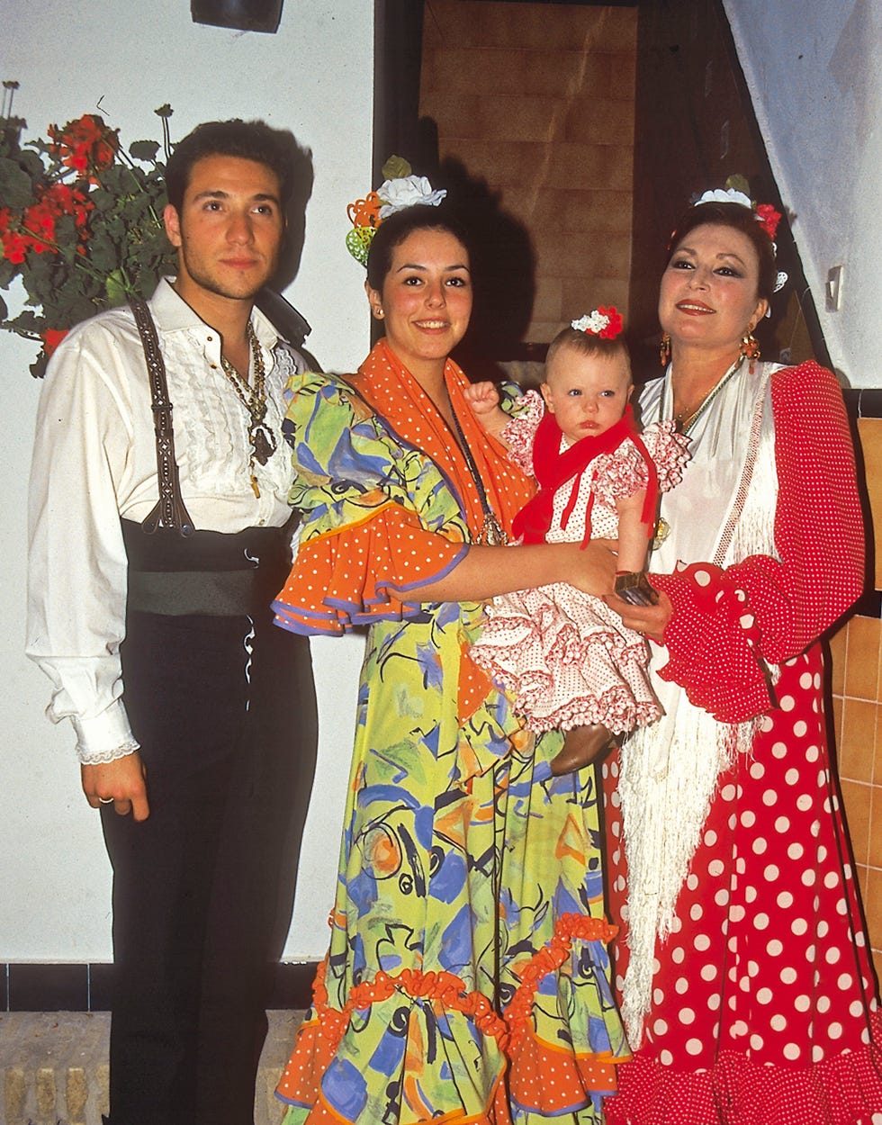 rocío flores de bebé con su madre, rocío carrasco, su padre, antonio david flores y su abuela, rocío jurado