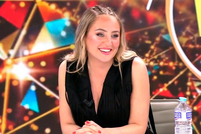 rocío flores con chaleco negro lo copiamos en amazon