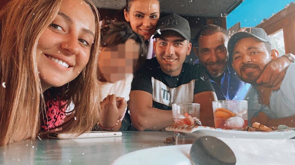 rocío flores con sus hermanos, su padre antonio david flores, olga moreno y su novio