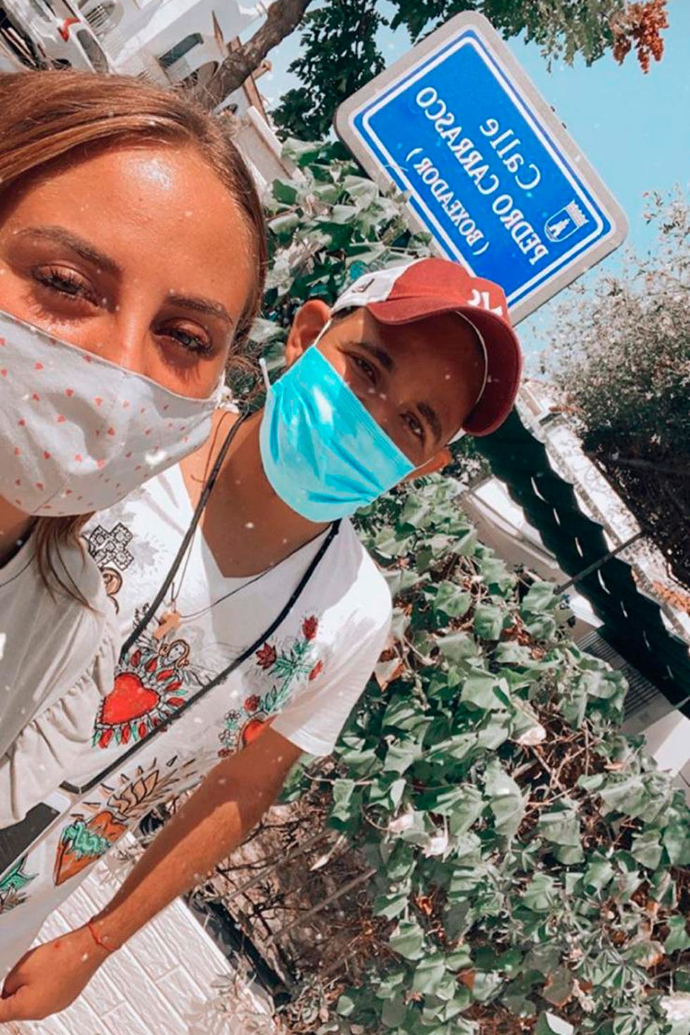 rocío flores rinde homenaje a su abuela con su bolso, en chipiona