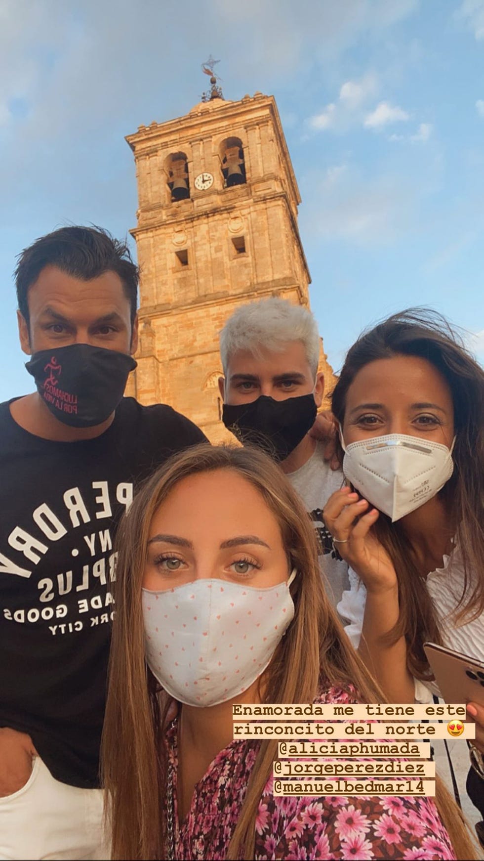 rocío flores y jorge pérez con sus parejas, manuel bedmar y alicia ahumada, en aguilar de campoo, palencia