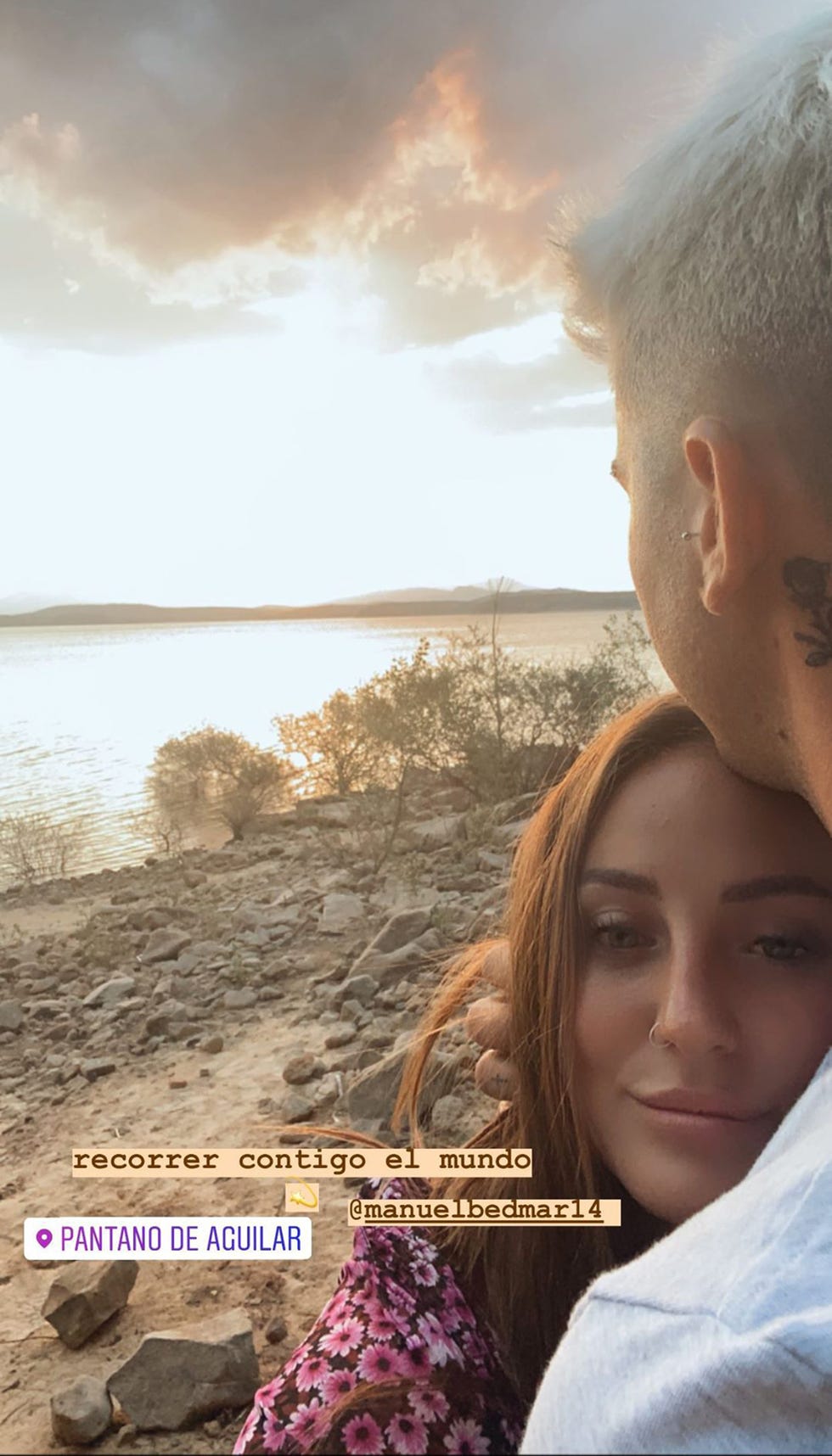 rocío flores se abraza a su novio manuel bedmar en el embalse de aguilar de campoo