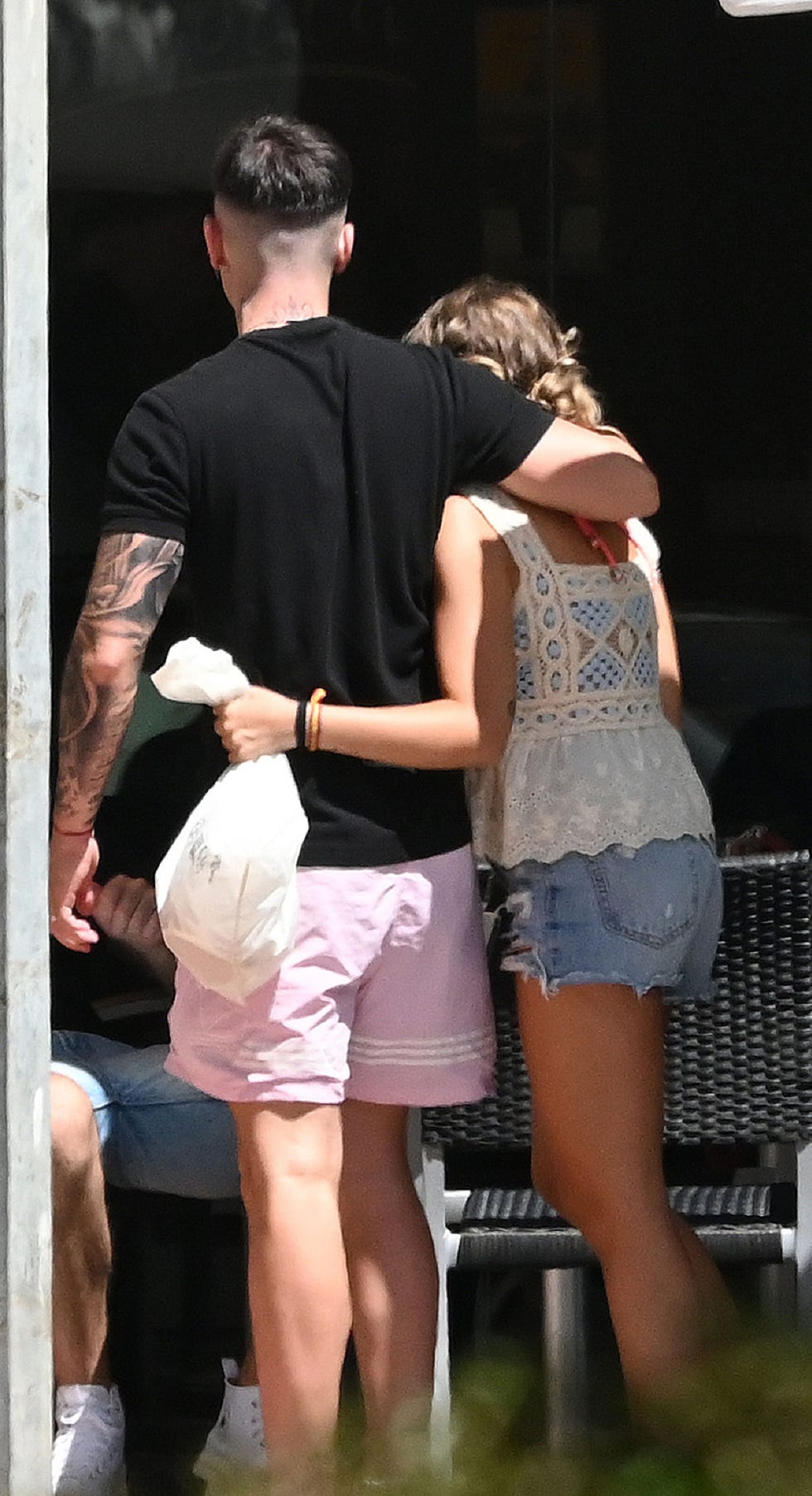 la pareja se abraza en una terraza de la costa del sol