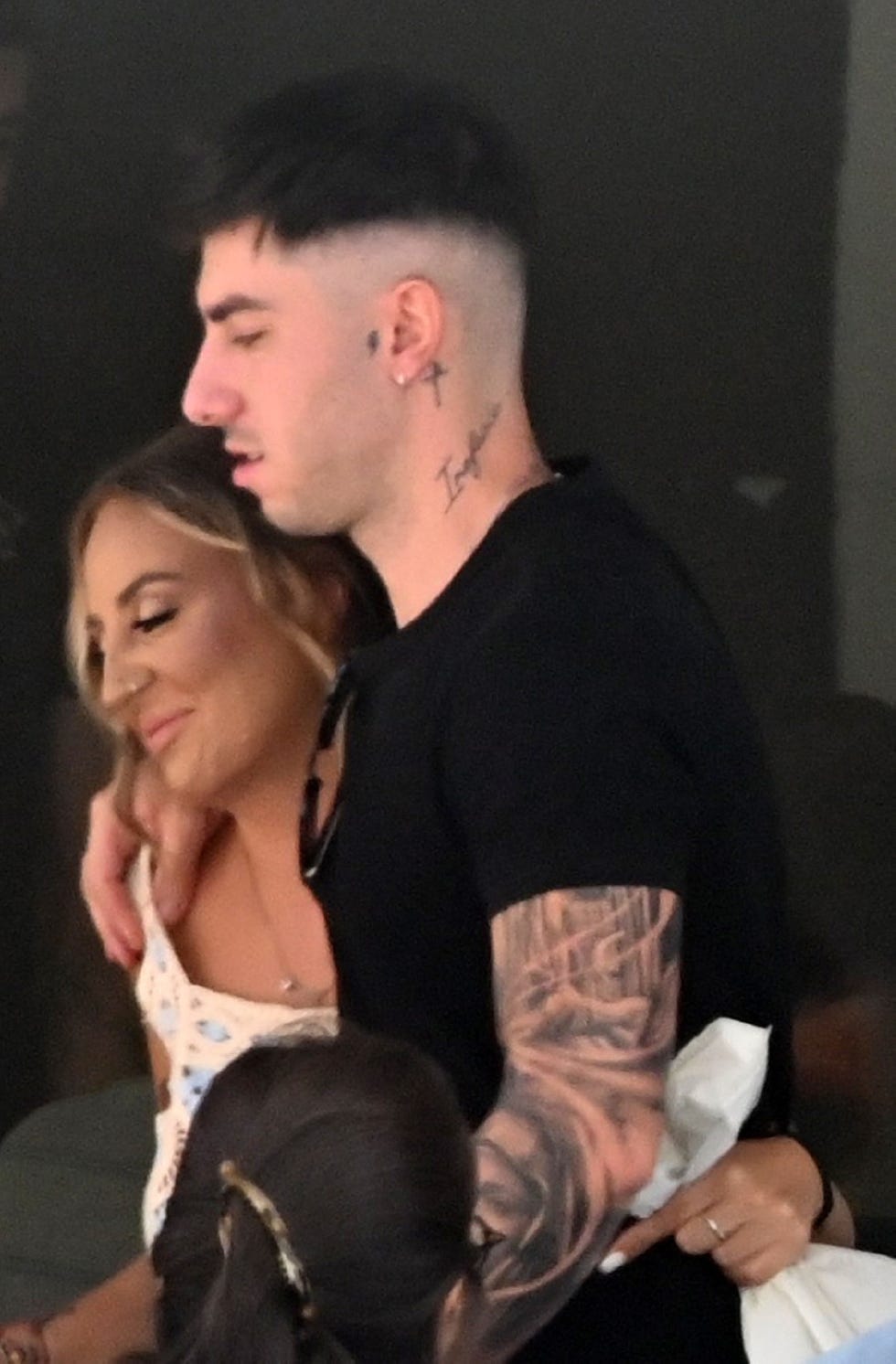 la pareja se abraza en una terraza de la costa del sol