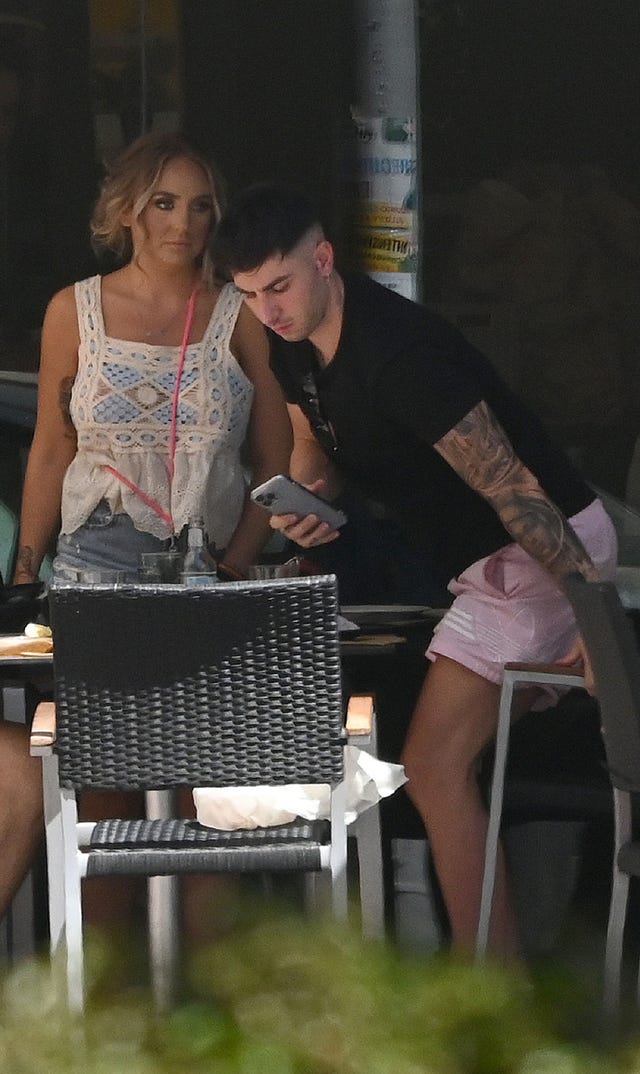 la pareja en una terraza de la costa del sol