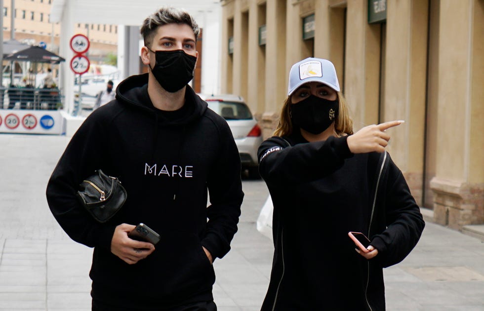 rocío flores pasea con su novio por las calles de sevilla el día después de la entrevista de su madre, rocío carrasco en televisión, ambos con chándal negro