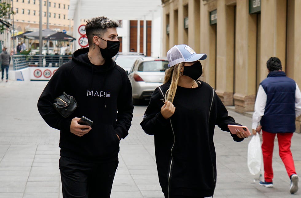 rocío flores pasea con su novio por las calles de sevilla el día después de la entrevista de su madre, rocío carrasco en televisión, ambos con chándal negro