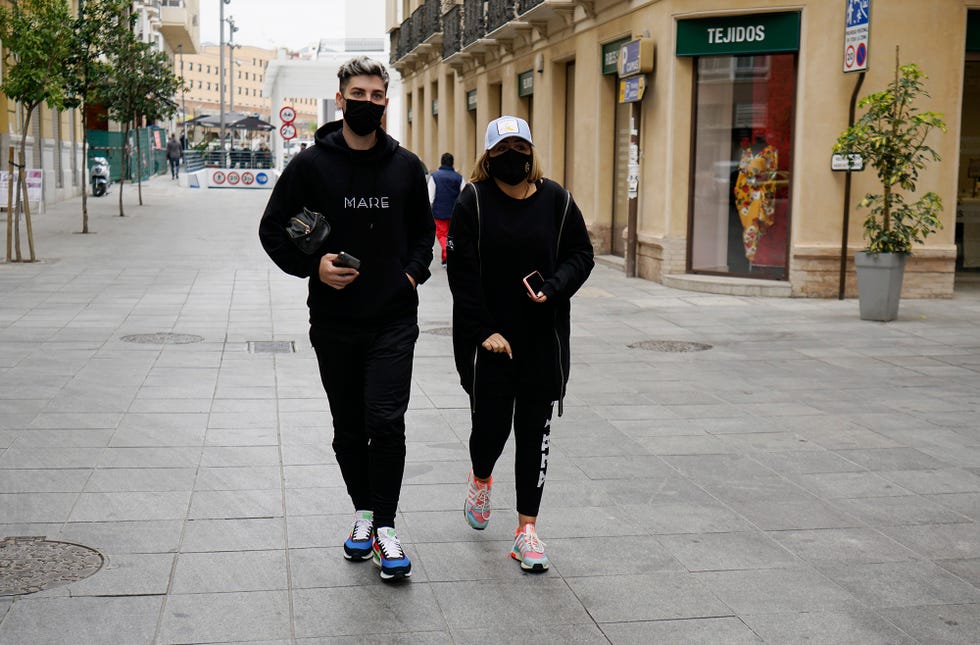 rocío flores pasea con su novio por las calles de sevilla el día después de la entrevista de su madre, rocío carrasco en televisión, ambos con chándal negro