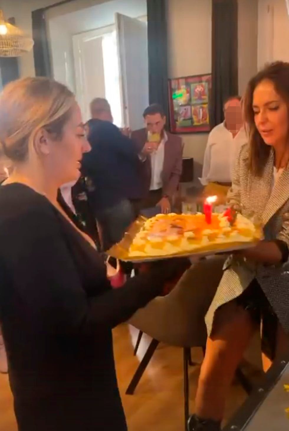 rocío flores recibe una fiesta sorpresa por su 25 cumpleaños