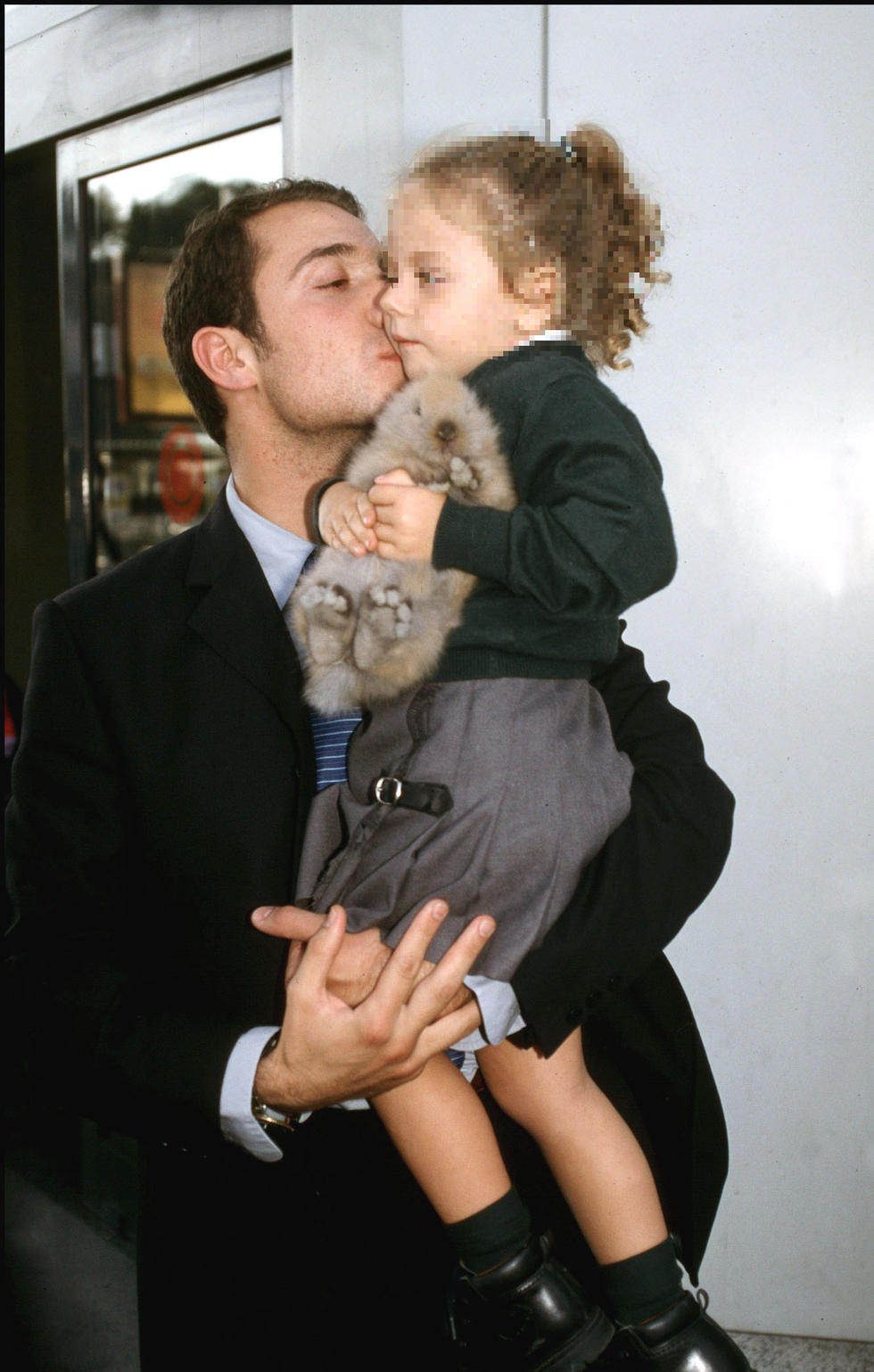 antonio david flores con su hija rocío flores en brazos