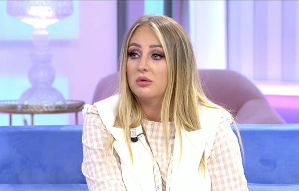 rocio flores sentada en el plató de el programa de ana rosa