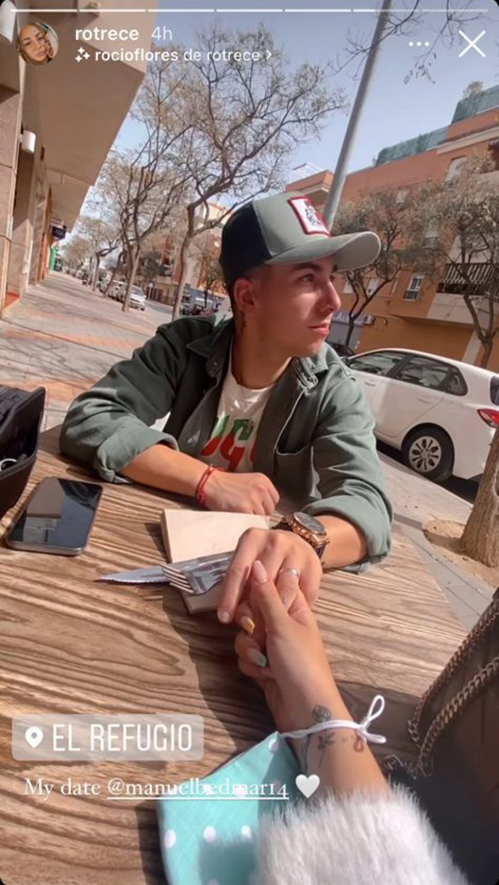 rocío y su novio dados de la mano