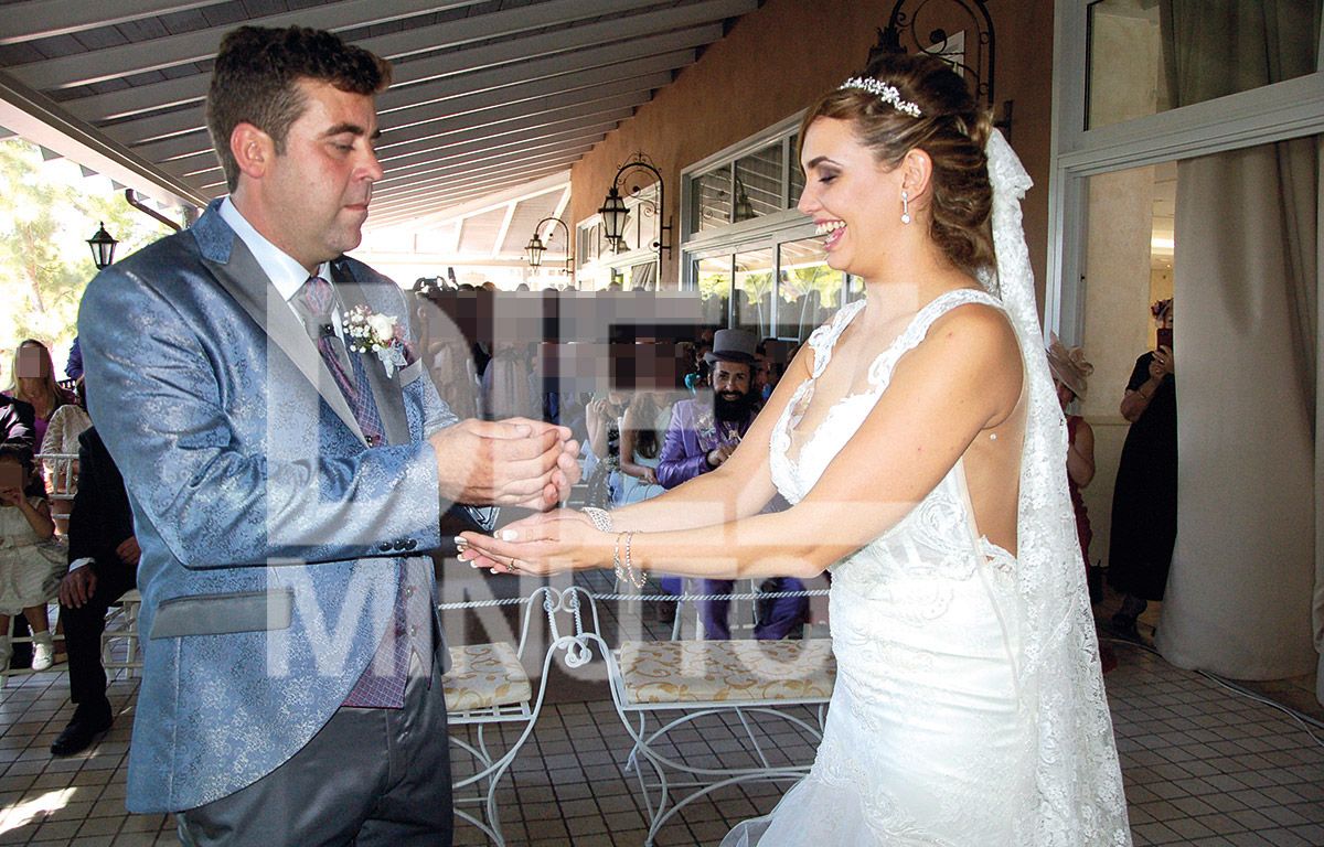 Juan Miguel y Karina juntos (pero no revueltos) en la boda de su hija Rocío