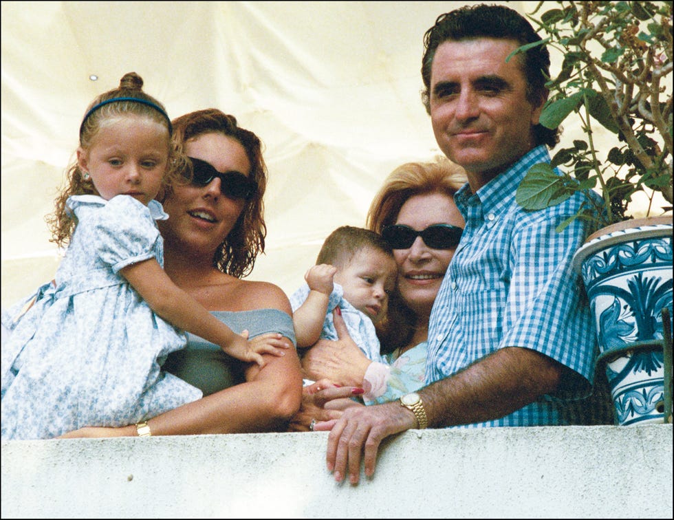 ortega cano y rocío jurado posan sonrientes junto a su hija y sus nietos