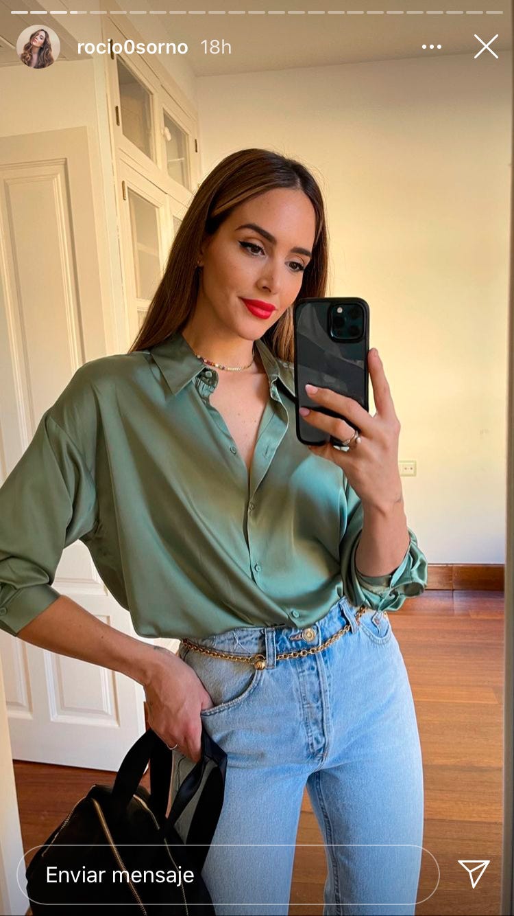 rocío osorno con camisa satina de zara modelo fluido en verde pastel de cuello solapa, manga larga y cierre frontal con botones forrados