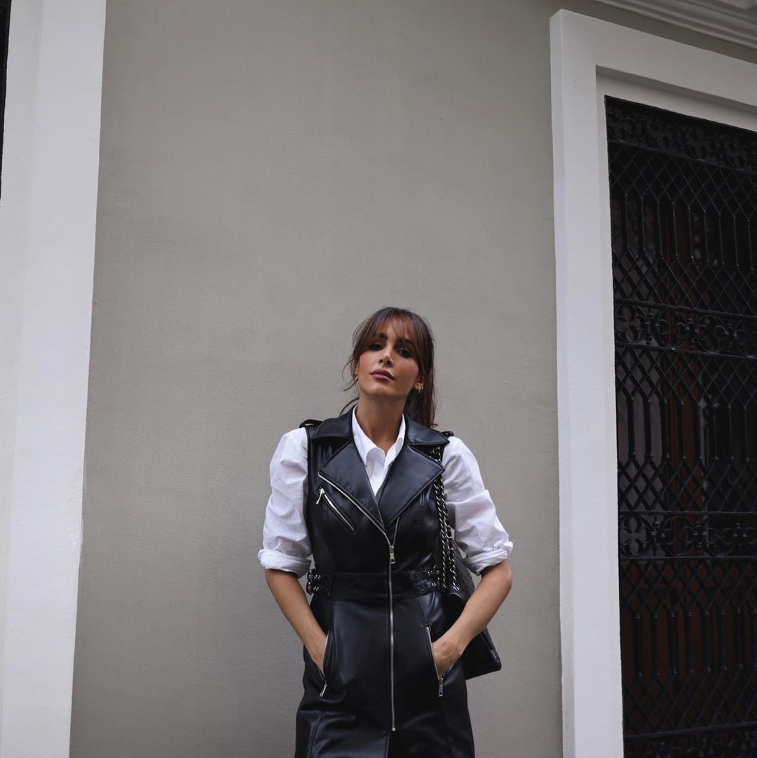 Rocío Osorno encuentra en Zara el vestido cuero negro versátil