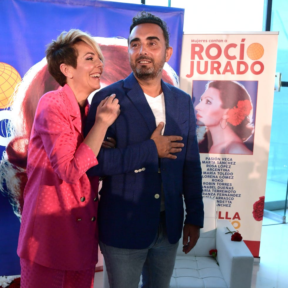 la pareja compartió besos y gestos de cariño en la presentación de un concierto homenaje a rocio jurado
