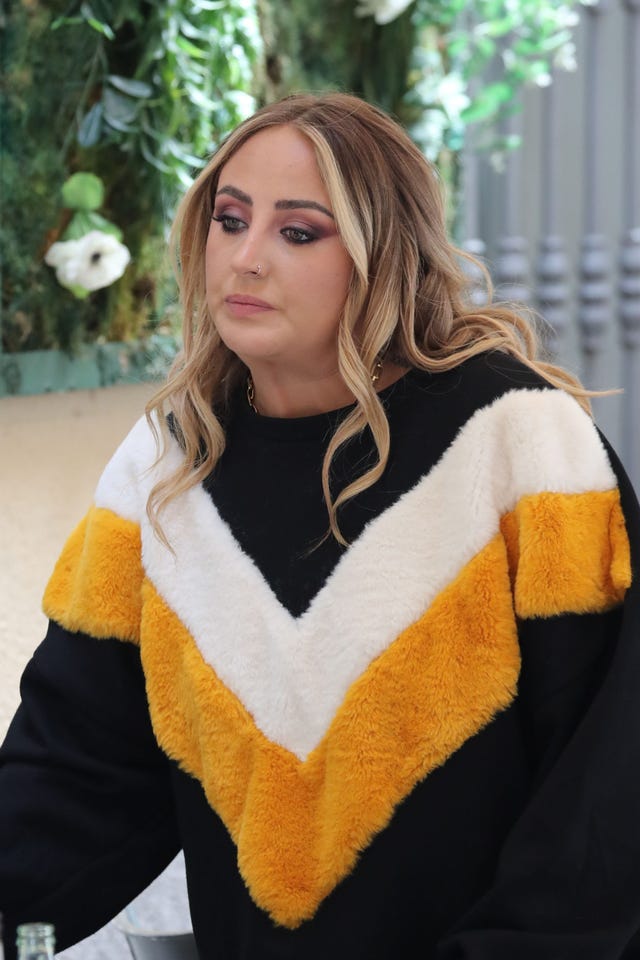 la hija de rocío carrasco con un jersey de colores en un plano medio