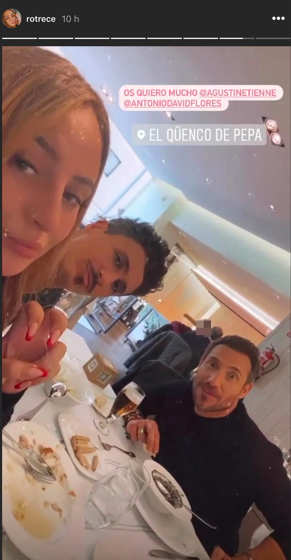 rocío flores comparte mesa y mantel con su padre antonio david y su representante agustín etienne