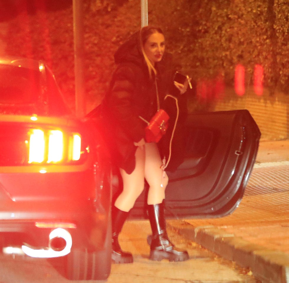 la hija de rocío carrasco, con un total look en color negro, se baja de un coche en la capital