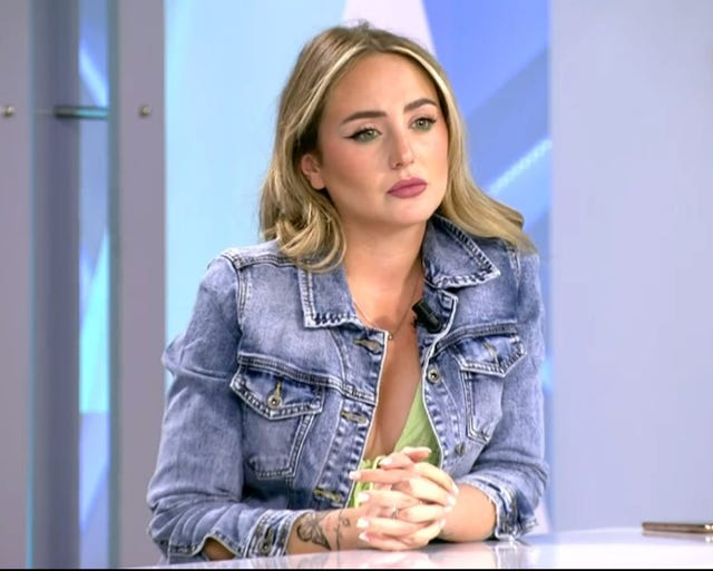 la hija de antonio david flores con chaqueta vaquera en el plató de telecinco