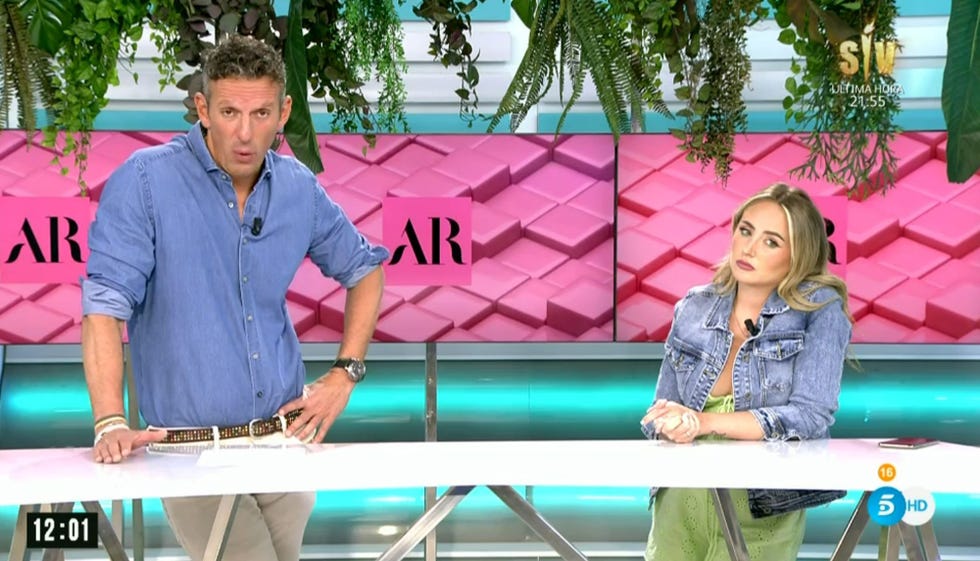 el presentador y la colaboradora en telecinco
