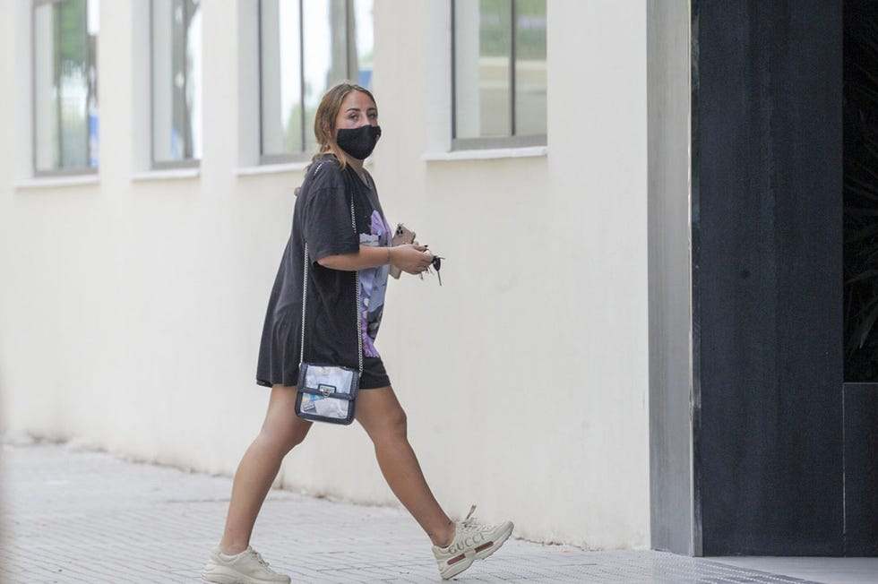 rocío flores llega a su nueva casa en málaga que comparte con su novio manuel