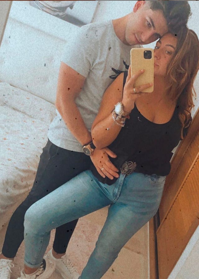rocío flores y su novio, manuel bedmar, en una imagen de cuerpo entero delante de un espejo