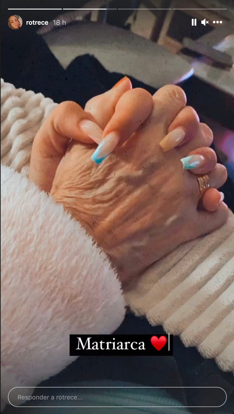 rocío flores muestra su apoyo a su abuela paterna