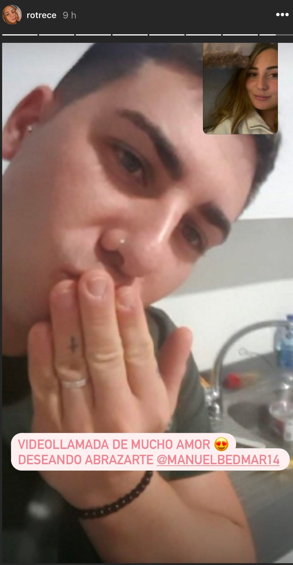 rocío flores hace una videollamada con su novio, manuel bedmar