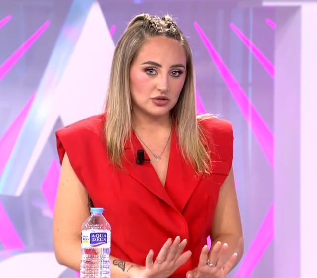 la hija de antonio david flores de rojo en el plató de telecinco