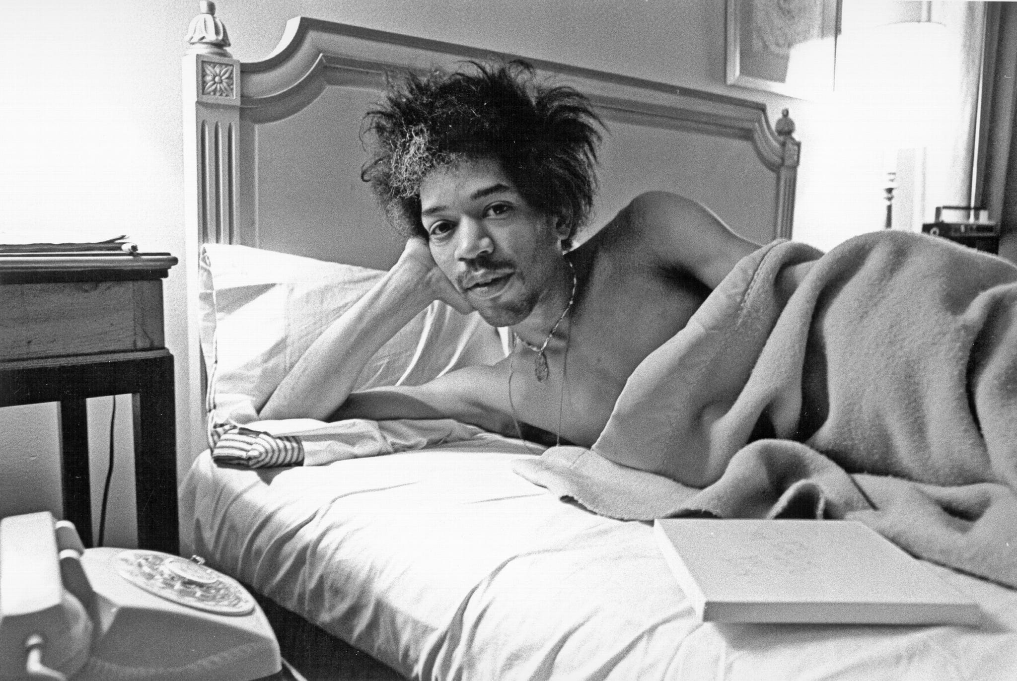 jimi hendrix en la cama