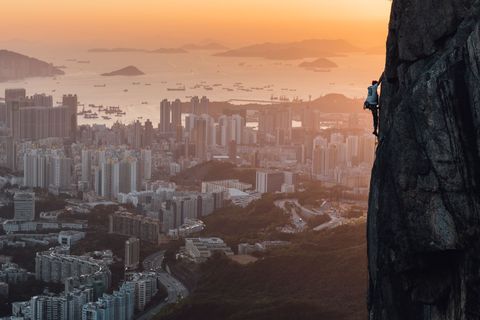 Over de hele wereld zijn er plekken waar je kunt rotsklimmen Sommige liggen in het bos of in afgelegen berggebieden De Lion Rock in Hongkong ligt midden in de stad Dat maakt Hongkong uniek