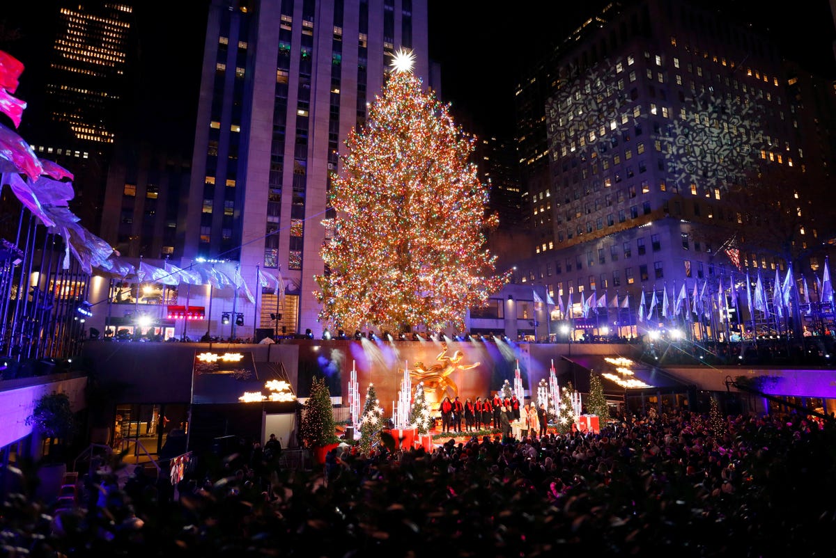 Experience the Enchanting 2023 Arrival of The Rockefeller Center Christmas Tree