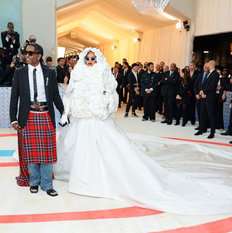 Speciaal handelaar Sortie Rihanna Wore a White Bridal Dress to the 2023 Met Gala