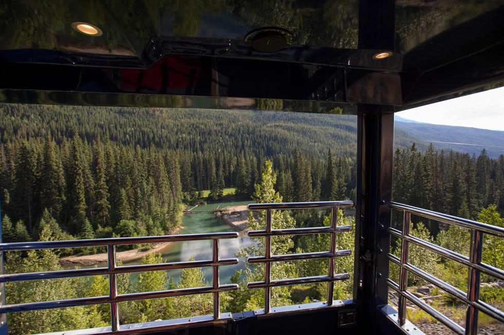rocky mountaineer goldleaf service viewing car