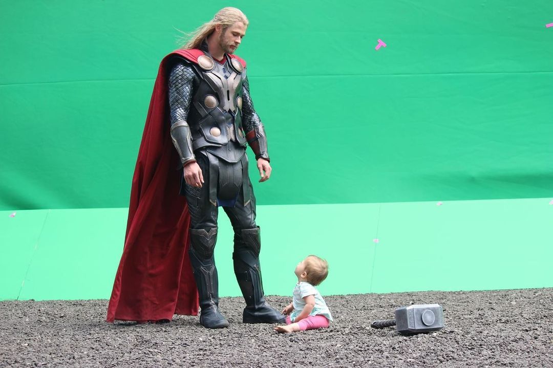 GazetaWeb - Chris Hemsworth roda cena de 'Thor' com visual anos 80