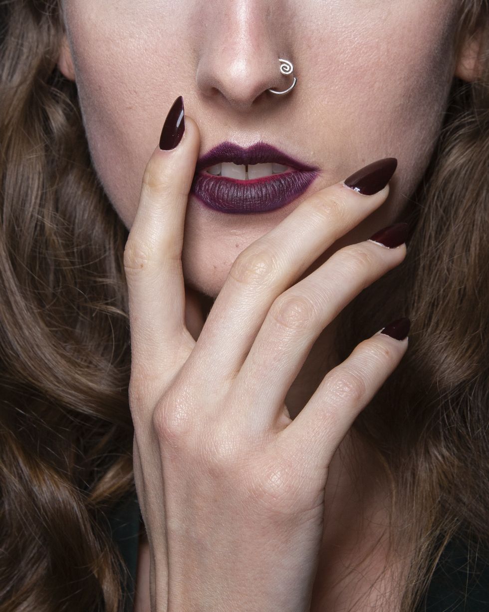 red wine nail trend