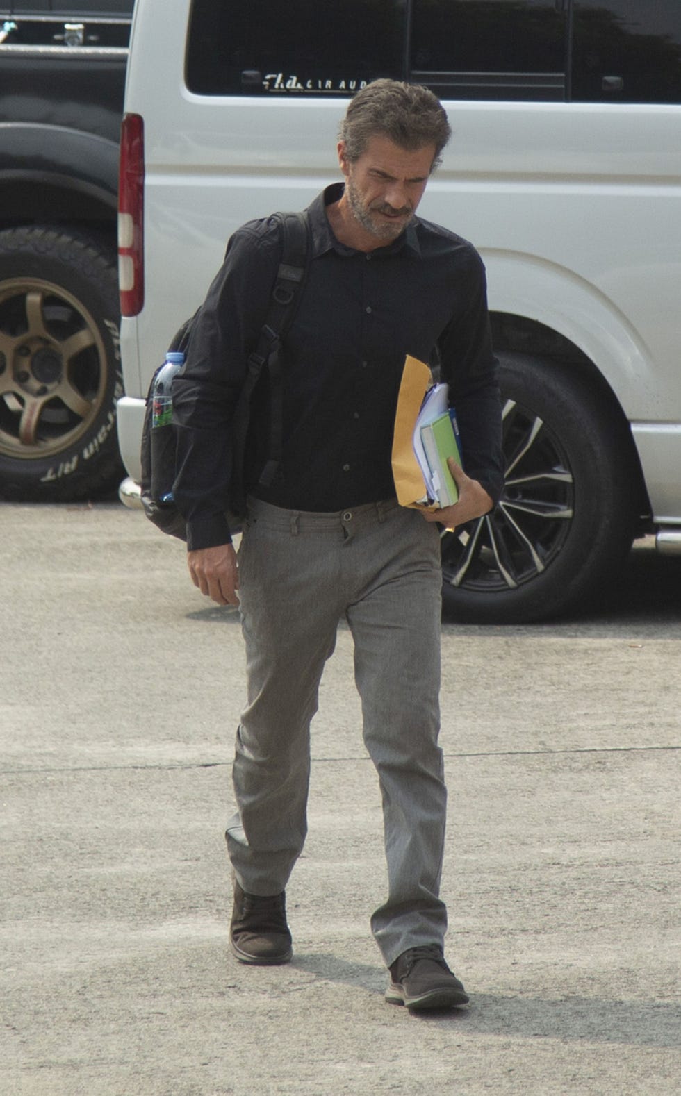 el actor llegando al juicio por daniel sancho en tailandia