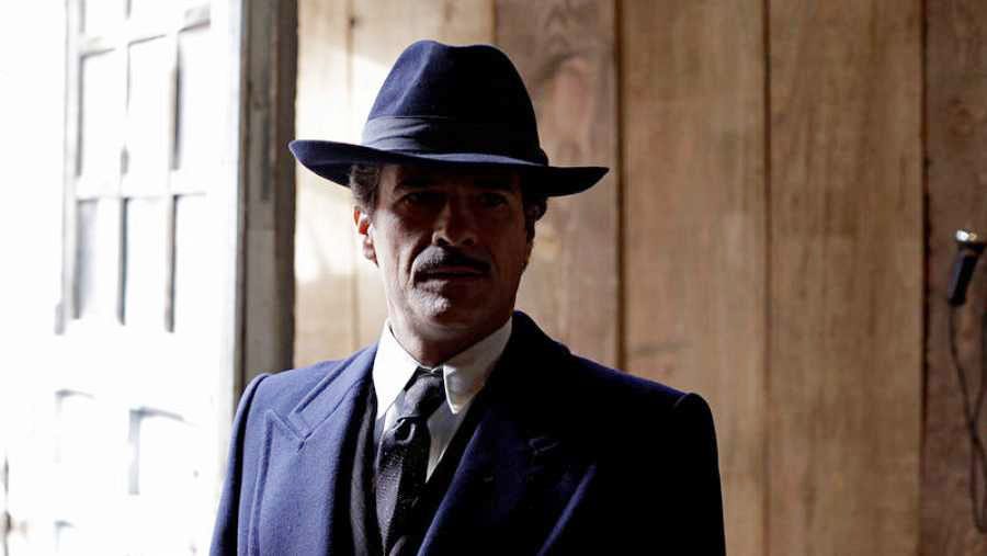 rodolfo sancho en una de las escenas de la cuarta temporada de el ministerio del tiempo