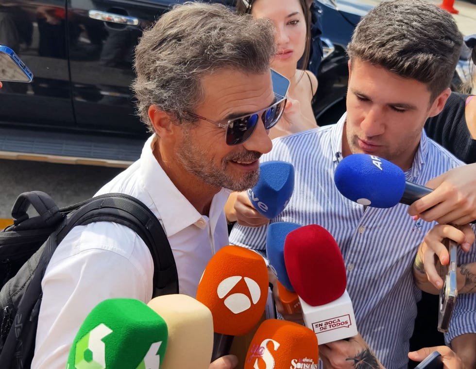 el actor llega al primer dia de juicio de su hijo daniel sancho en tailandia