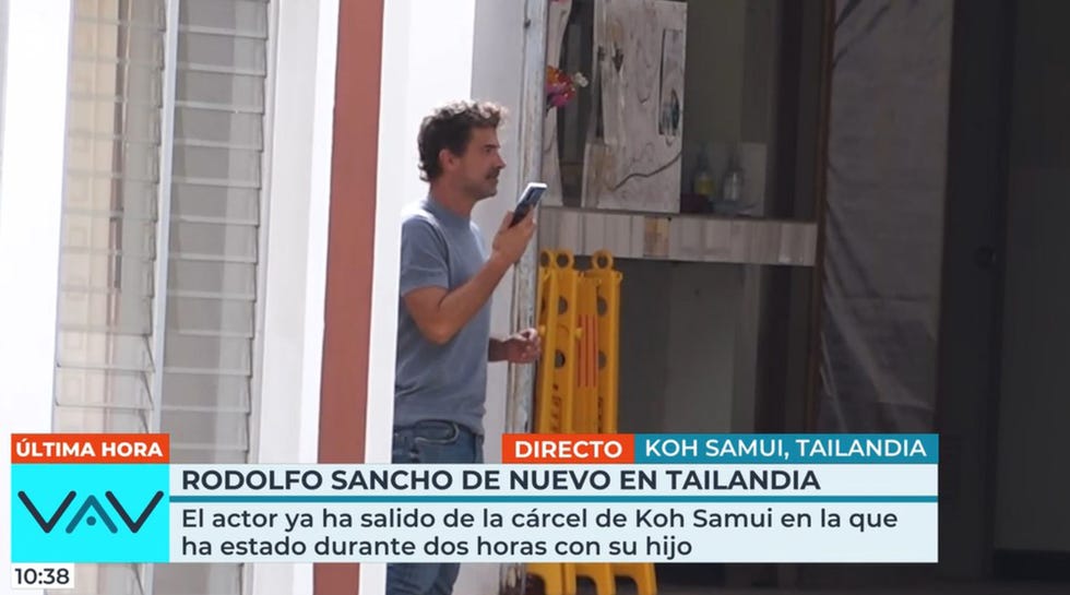 el actor hablando por el movil y fumando