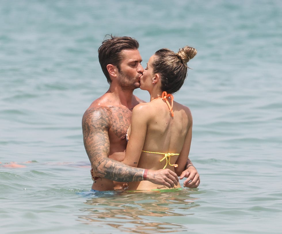 rodri fuertes y marta castro confirman su relación con besos y abrazos en ibiza