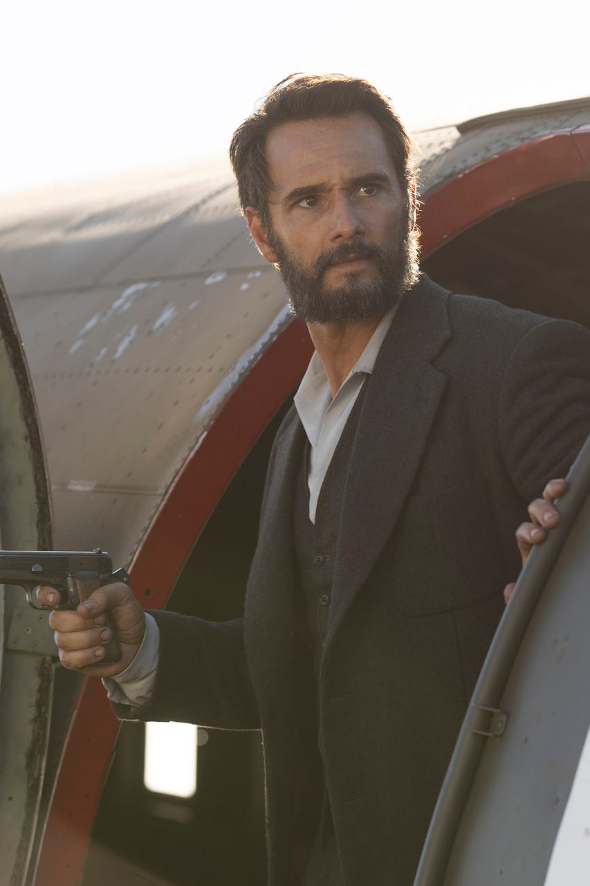 Facial hair, Suit, Beard, Formal wear, Moustache, Photography, White-collar worker, Tuxedo, 