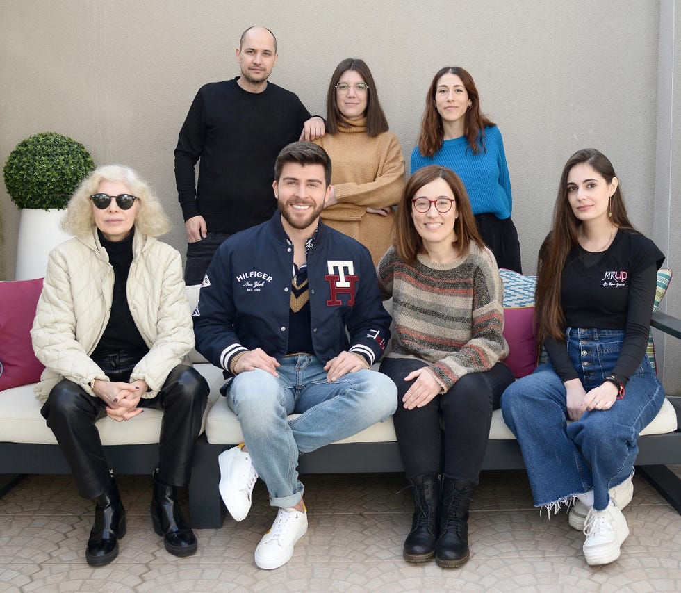 rodrigo vázquez, presentador de tve, posa para su entrevista en la sección gente con estilo de diez minutos