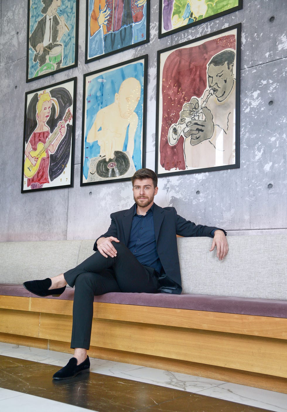rodrigo vázquez, presentador de tve, posa para su entrevista en la sección gente con estilo de diez minutos